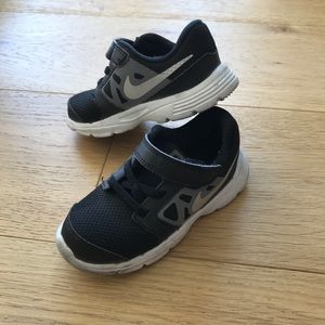 NIKE TODDLER DOWNSHIFTER 6 684981-003 BLACK/METALLIC SILVER-COOL GREY WHITE 9C